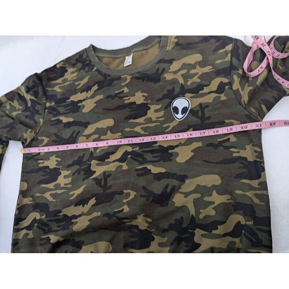 no brand women's large camo alien crew neck sweatshirt, weird, warm layer C12 - Picture 6 of 8
